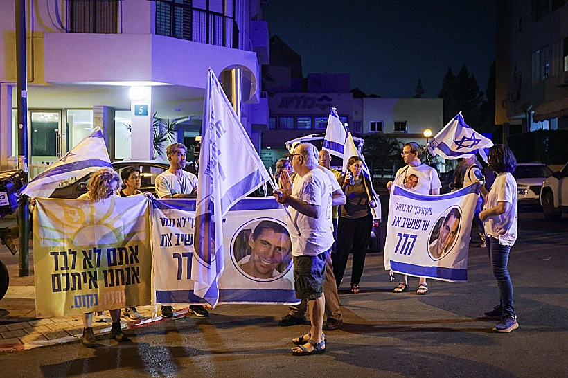 אזרחים בסמוך לביתה של משפחת גולדין