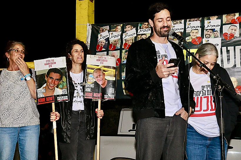 נדב, בנו של ליאור רודאיף, בעצרת בשער הנגב