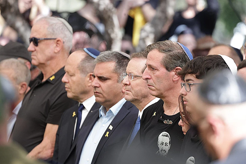 הנשיא הרצוג, השרים סופר וברקת וח"כ גנץ עם אביו של איתי חן בהלווייתו