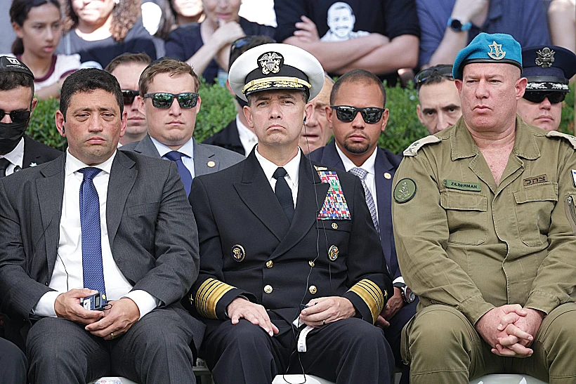 מפקד סנטקום בראד קופר בהלווייתו של איתי חן