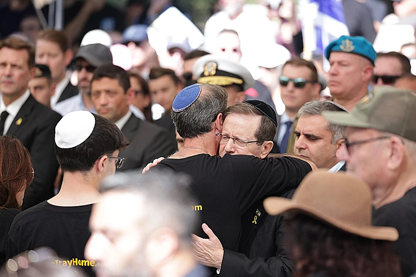 הנשיא הרצוג עם רובי חן בהלווייתו של בנו איתי