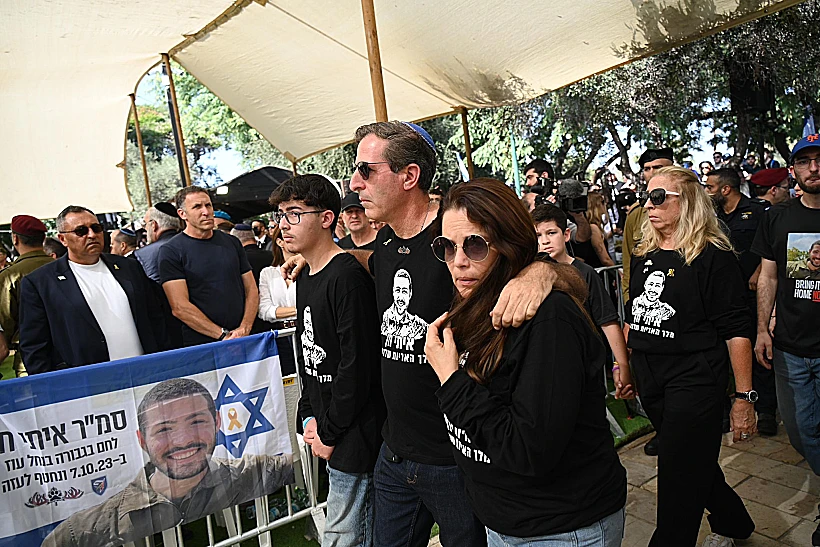 משפחתו של סמ"ר איתי חן בהלווייתו