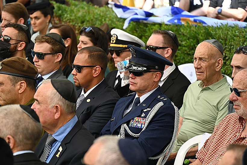 מפקד סנטקום בראד קופר ורה"מ לשעבר אהוד אולמרט בהלווייתו של איתי חן