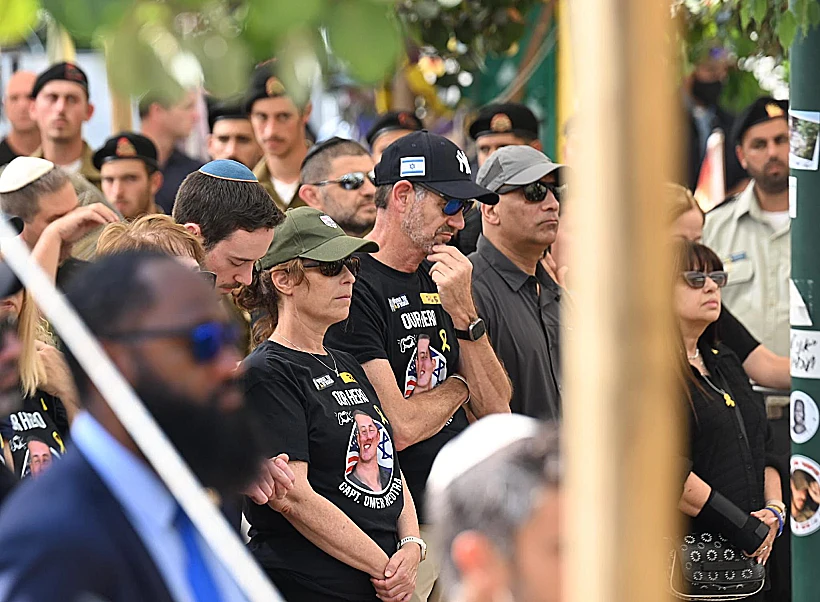 אורנה ורונן נאוטרה בהלווייתו של איתי חן