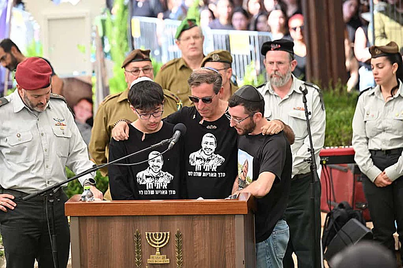 משפחתו של סמ"ר איתי חן בהלווייתו