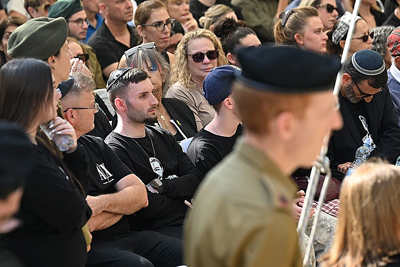 מתן אנגרסט בהלווייתו של איתי חן