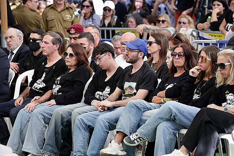 משפחתו של סמ"ר איתי חן בהלווייתו