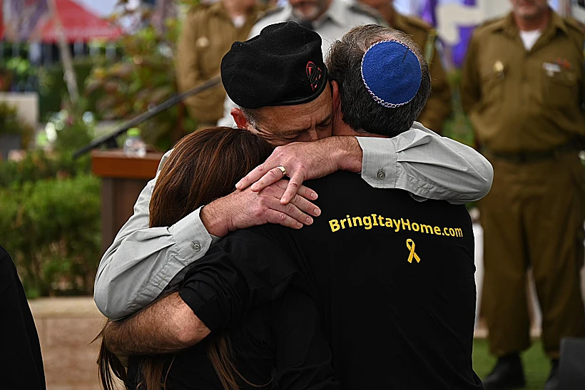 רובי וחגית חן יחד עם קצין השריון הראשי, תא"ל אוהד מאור