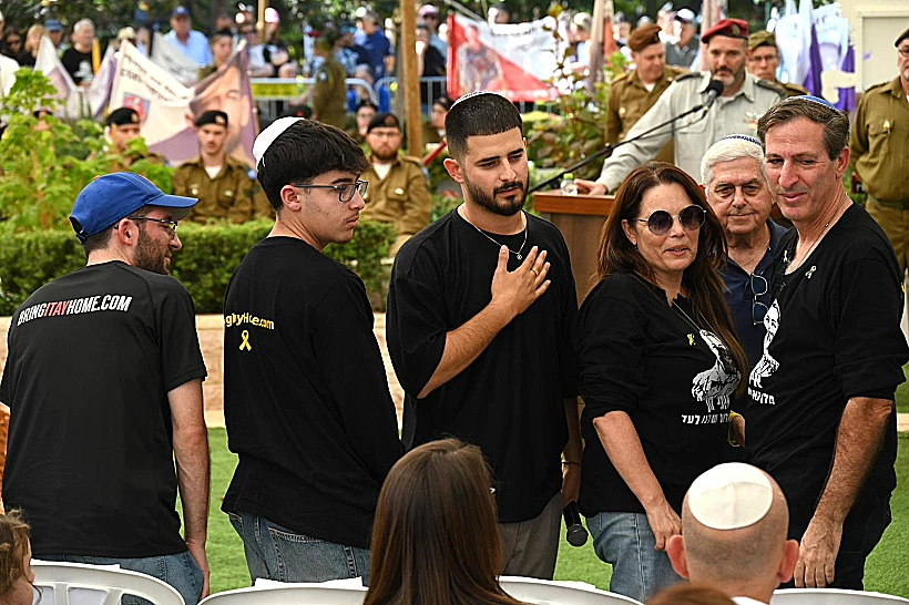 הזמר עדן חסון בהלווייתו של איתי חן