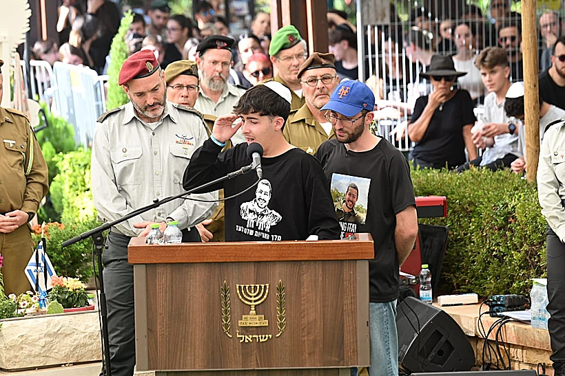 אלון, אחיו של סמ"ר איתי חן, סופד לו בהלווייתו
