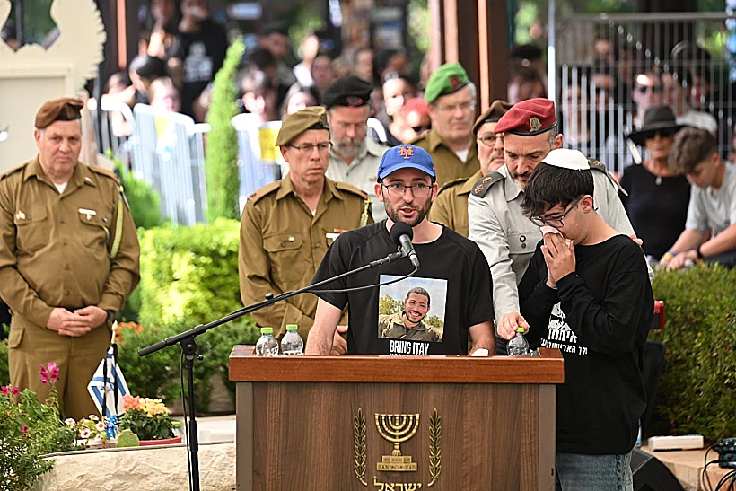 רועי, אחיו של סמ"ר איתי חן, סופד לו בהלווייתו