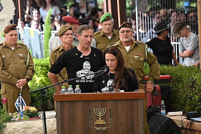 רובי וחגית חן בהלווייתו של בנם איתי