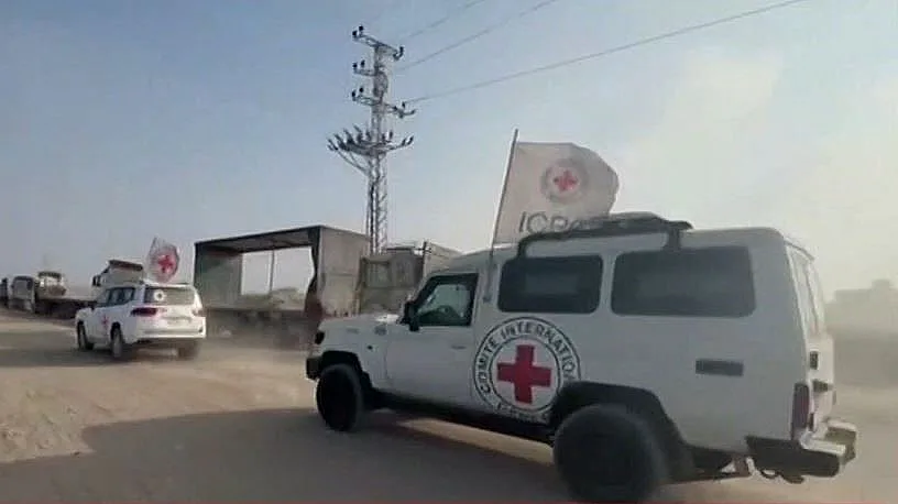 שיירת רכבים של הצלב האדום בדרך לנקודת מפגש עם צה"ל