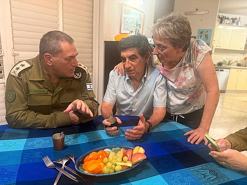 הרמטכ"ל אייל זמיר עם הוריו של הדר גולדין