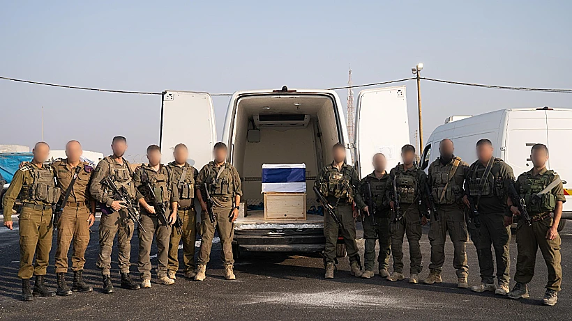 חבריו לפלוגה של סגן הדר גולדין מלווים אותו בדרכו האחרונה, במעבר לשטח ישראל