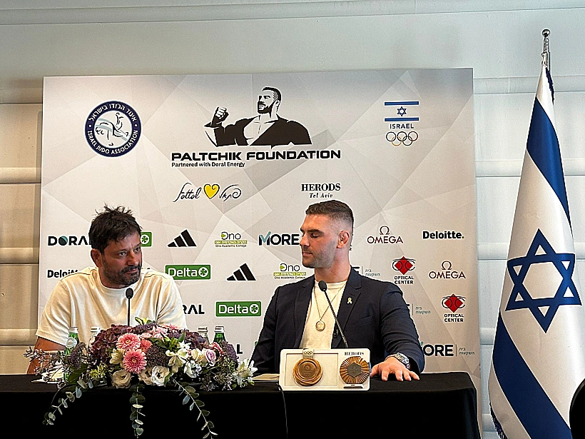 פיטר פלצ'יק לצד אורן סמדג'ה במסיבת העיתונאים