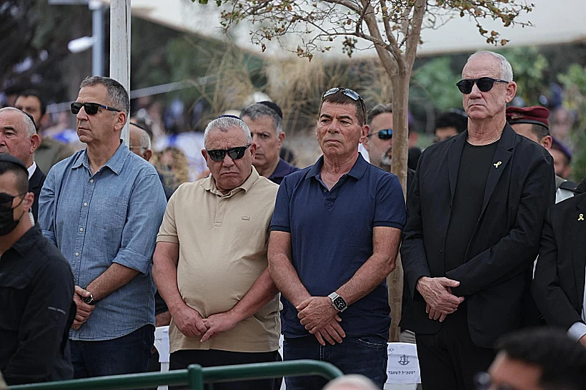 הרמטכ"לים לשעבר גנץ, אשכנזי, איזנקוט וכוכבי בהלווייתו של סגן הדר גולדין