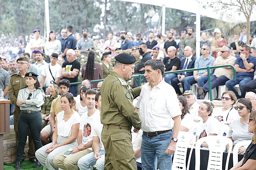 הרמטכ"ל אייל זמיר עם שמחה גולדין בהלווייתו של הדר