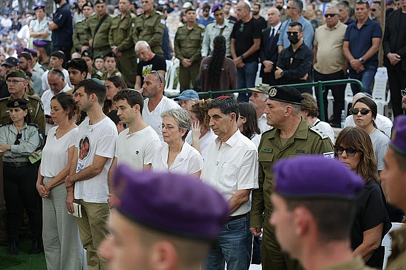 הרמטכ"ל אייל זמיר לצד משפחתו של סגן הדר גולדין בהלווייתו