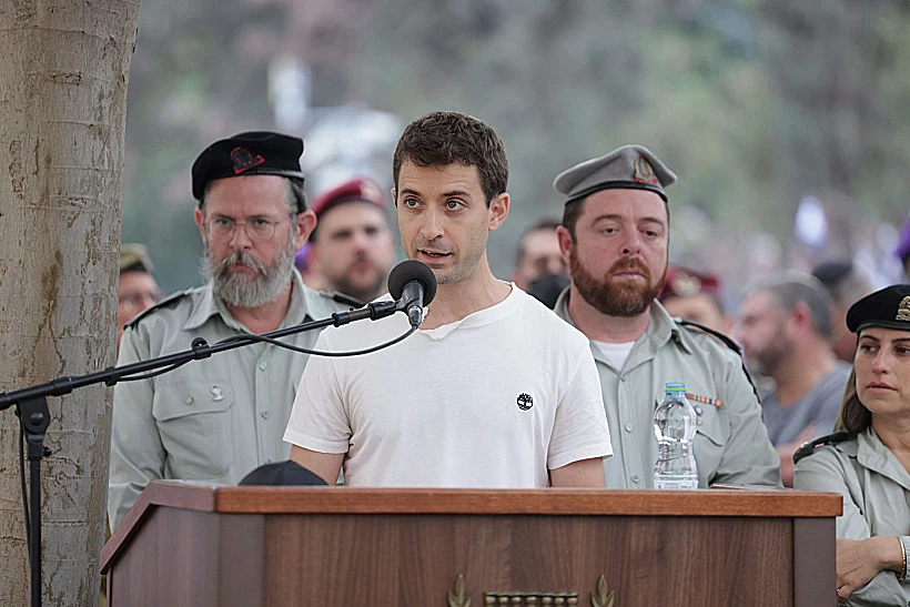 צור גולדין סופד לאחיו התאום הדר בהלווייתו