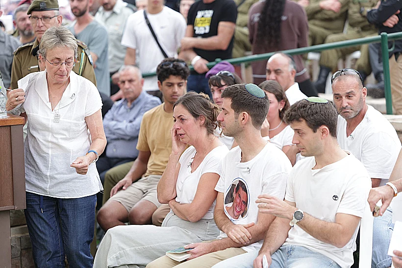 משפחתו של סגן הדר גולדין בהלווייתו