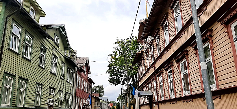 בתי עץ צבעונים ומשופצים בשכונת Kalamaja טאלין