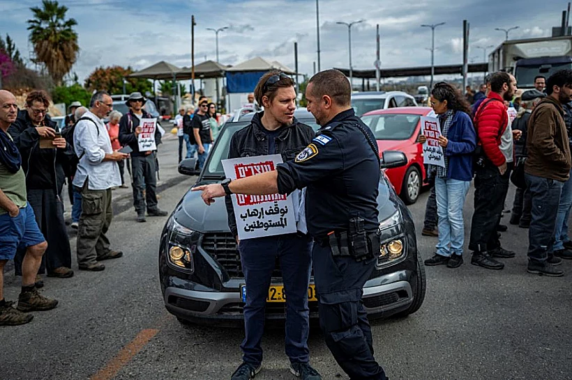 פעילי שלום עכשיו מפגינים במחסום אריאל