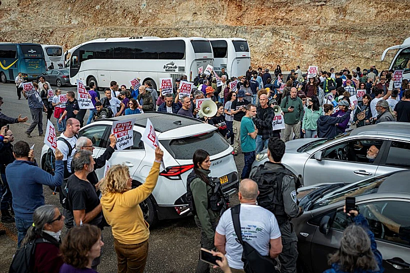 פעילי שלום עכשיו מפגינים במחסום אריאל