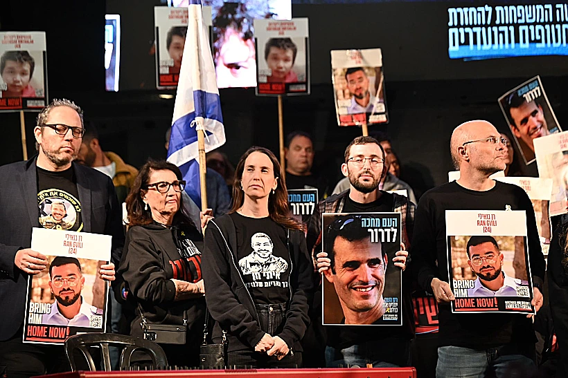 תמונותיהם של דרור אור, רן גויאלי וסותטיסאק רינטלאק בכיכר החטופים