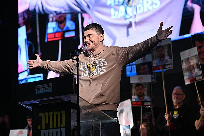 מקסים הרקין בכיכר החטופים