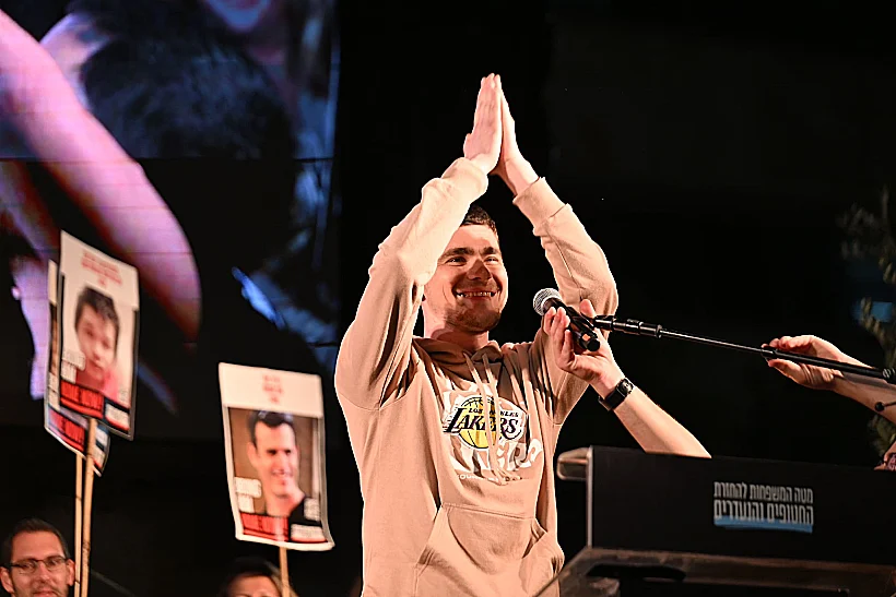 מקסים הרקין בכיכר החטופים