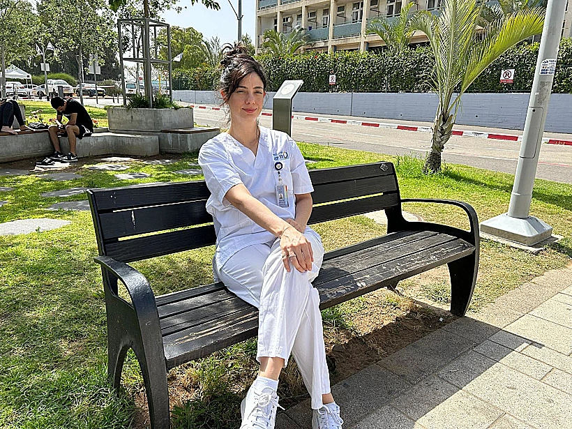 ענת צ'רני במדי סיעוד