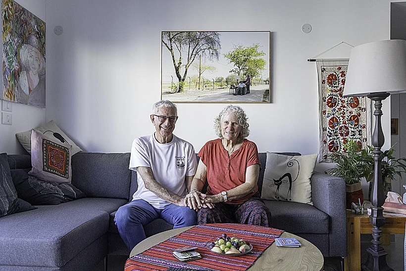 חנה ושלמה מרגלית עם התמונה שלהם