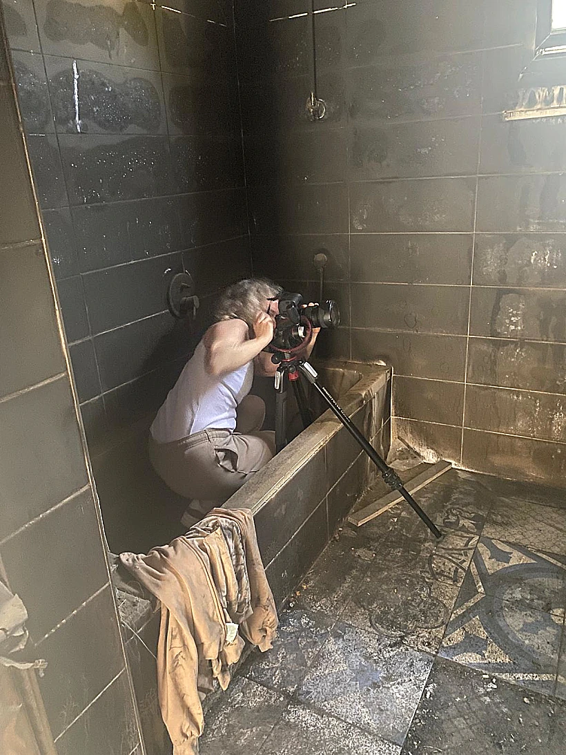 שונית פלקו-זריצקי מצלמת מאמבטיה מפויחת בבית בקיבוץ בארי