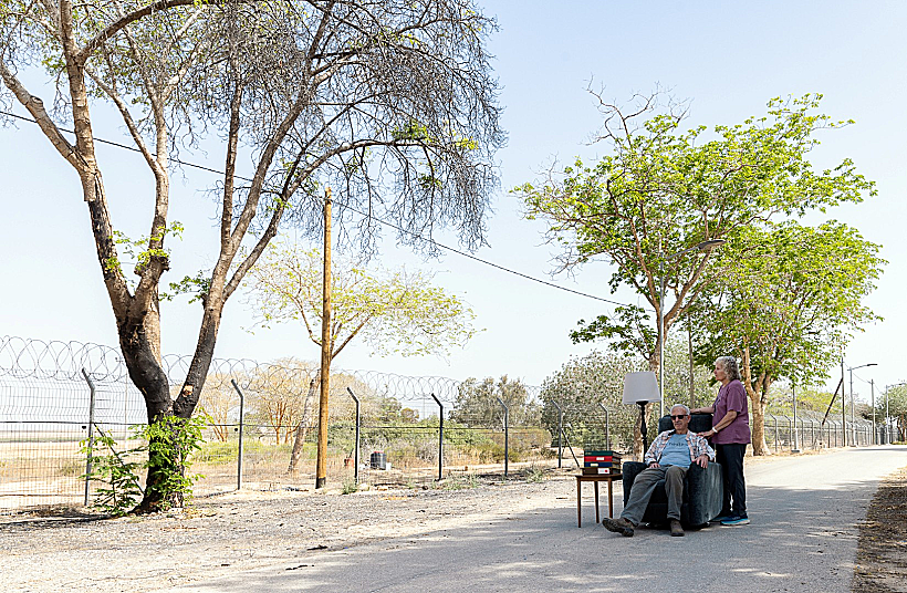 חנה ושלמה מרגלית בתמונה שצולמה לתערוכה "חפץ מעבר"