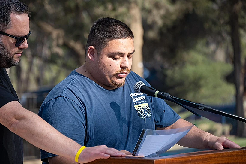 גוני, בנו של מני גודארד, סופד לו בהלווייתו