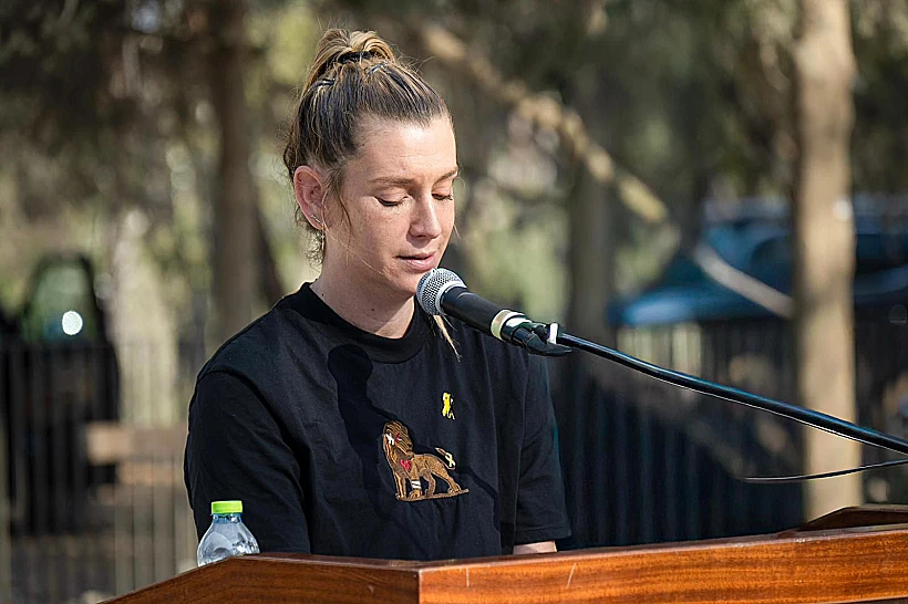 בר, בתו של מני גודארד, סופדת לו בהלווייתו