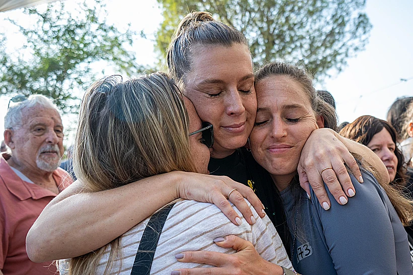 בר, בתו של מני גודארד, בהלווייתו בבארי עם שורדת השבי דורון שטיינברכר ואחותה ימית אשכנזי