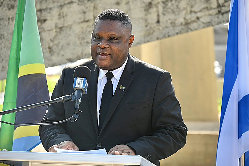 שגריר טנזניה בישראל, אלכס גבריאל קאלווה, בטקס הפרידה מג'ושוע לואיטו מולל