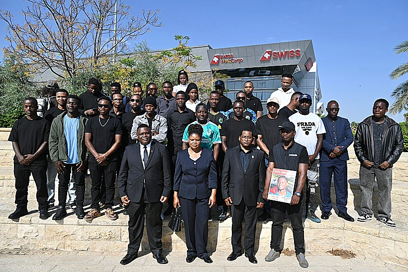 חבריו של ג'ושוע לואיטו מולל מטנזניה יחד עם שגריר טנזניה בישראל