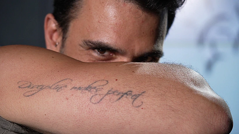 תום חיימוב מציג את אחד הקעקועים האהובים עליו