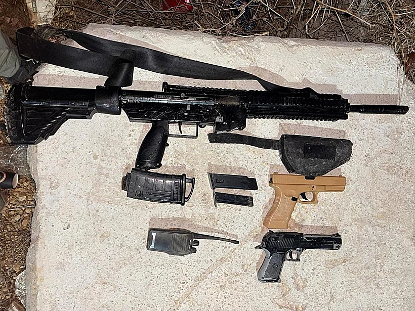 הנשקים ואמצעי הלחימה שנמצאו אצל המחבל בכפר מיית'לון
