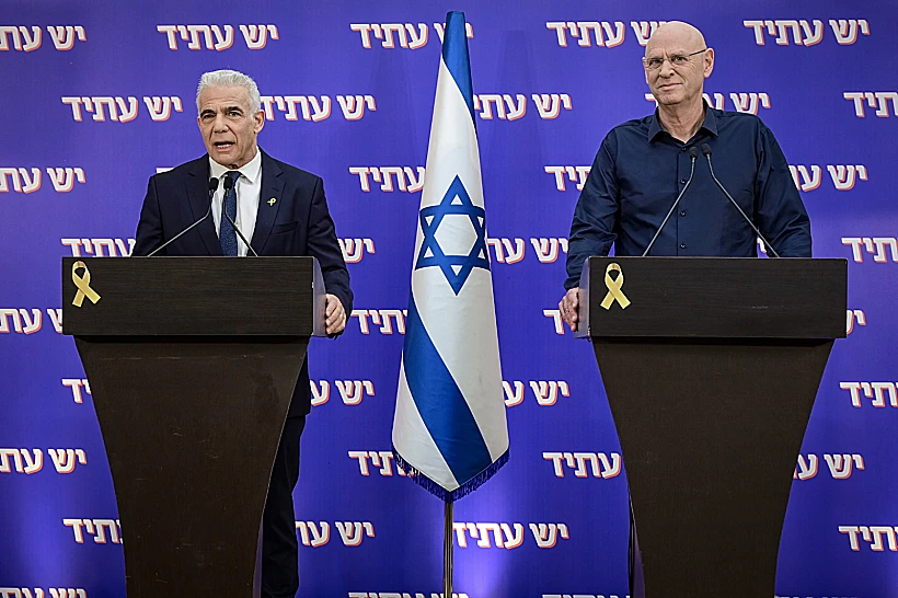 ראש האופוזיציה יאיר לפיד בהצהרה עם האלוף במיל' נעם תיבון