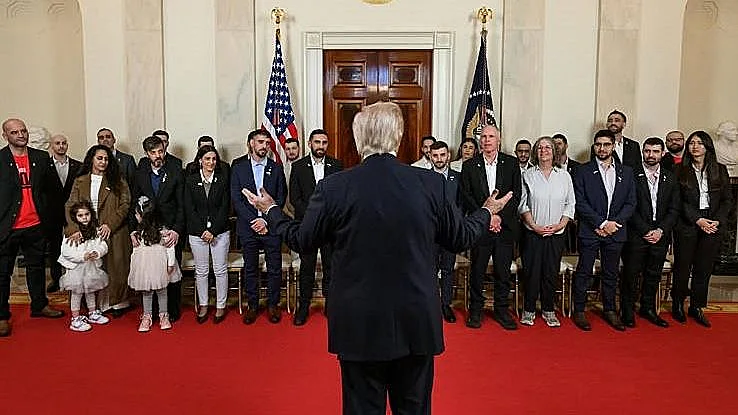 טראמפ במפגש עם שורדי שבי בבית הלבן