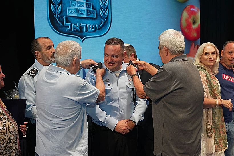 המפכ"ל דני לוי מעניק למני בנימין דרגת ניצב