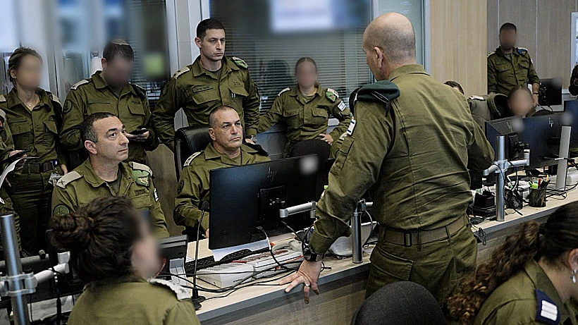 הרטמכ"ל זמיר עם ותא"ל ישראל שומר בבור בקריה במהלך התקיפה בדאחייה