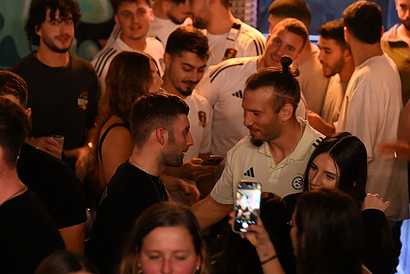 מתן אנגרסט חוגג יומולדת 23 עם שחקני מכבי חיפה