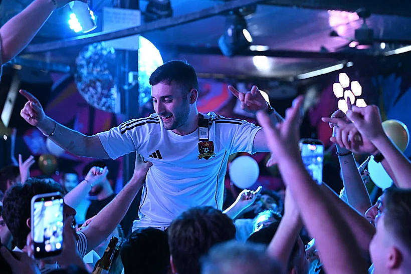 מתן אנגרסט חוגג יומולדת 23