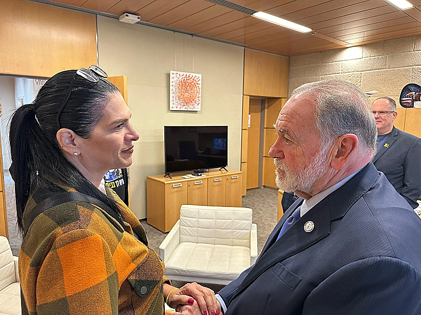 שגריר ארה"ב בישראל עם אימו של רן גואילי