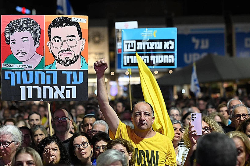 תמונותיהם של רן גואילי וסותטיסאק רינטלאק הערב בכיכר החטופים